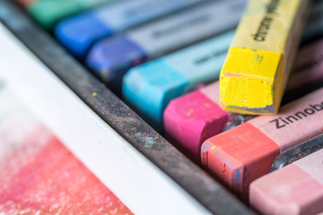 EIn Sortiment Pastellkreide als Einstieg in die Malerei