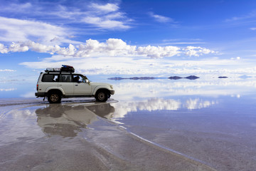 ウユニ塩湖のツアー車