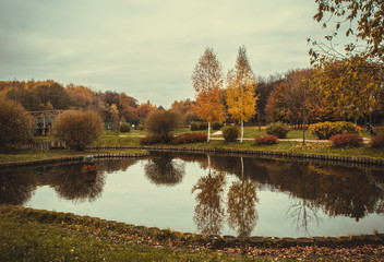 Ухоженный осенний парк. 2