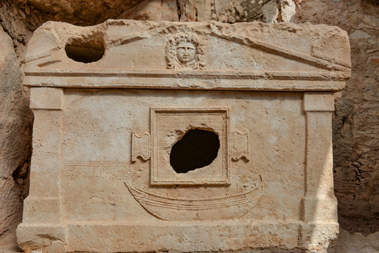 yağmalanmış lahit mezarı
