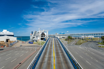 F&auml;hrhafen mit Autoverladerampe in Puttgarden
