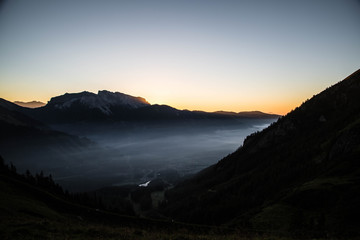 beeindruckender Sonnenaufgang in den Bergen