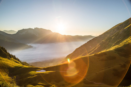 beeindruckender Sonnenaufgang in den Bergen