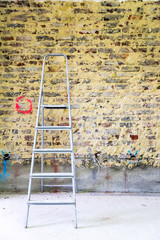 Restauration von Backsteinmauer und Leiter