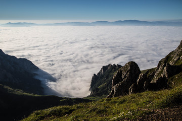 mystische Wolken und Nebelschleier zwischen Berggipfeln im Spätsommer in den Alpen