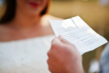 Man read vows from paper for his pregnant woman and they future