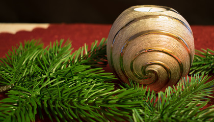 Weihnachten, silberne Kerze mit Tannenzweigen