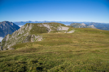 Eisenerzer Reichenstein in den Alpen im Sp&auml;tsommer mit grandiosem Ausblick und mystischer Nebeldecke
