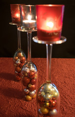 Weihnachten, umgedrehte Sektgläser mit Weihnachtskugeln und Teelicht