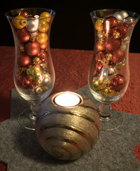 Weihnachten, mit Weihnachtskugeln gefüllte Cocktailgläser mit brennender Kerze