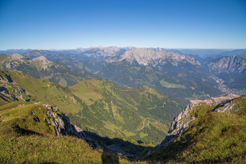 Fototapeta premium Eisenerzer Reichenstein in den Alpen im Spätsommer mit grandiosem Ausblick und mystischer Nebeldecke