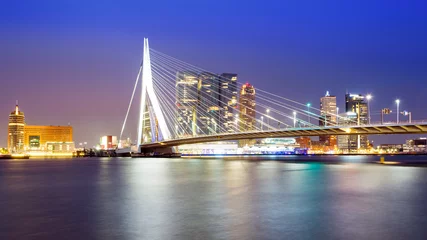 Papier Peint photo autocollant Pont Érasme Erasmusbrücke und Skyline von Rotterdam bei Nacht, Holland