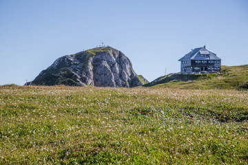 Eisenerzer Reichenstein in den Alpen im Spätsommer mit grandiosem Ausblick und mystischer Nebeldecke