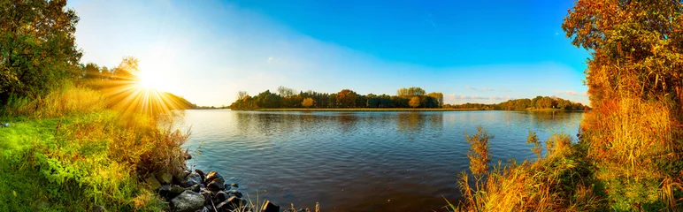 Photo sur Plexiglas Panoramique Panorama einer Landschaft mit Fluss im Herbst bei Sonnenuntergang