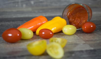 verschiedene Tomaten mit Ketchup