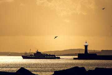 Leuchtturm Sassnitz - Rügen im Sonnenuntergang mit Ausflugsschiff