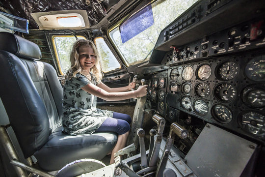 Junge Pilotin in alten Flugzeug