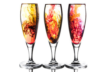 Drei Sektgläser mit farbigem Inhalt