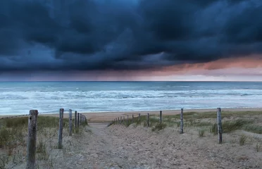 Tableaux ronds sur plexiglas Mer du Nord, Pays-Bas path to north sea beach at storm
