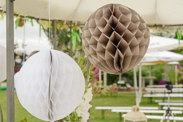 Pompoms als Dekoration für Sommerfest