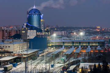 Vue de dessus sur l& 39 immeuble de bureaux de la gare le soir d& 39 hiver à Samara, Russie