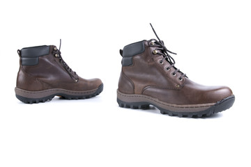 Bota masculina em Pele castanha fundo branco
