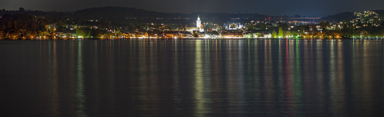Überlingen bei Nacht in der Spiegelung im Wasser