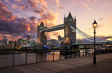 Tower Bridge bij zonsondergang