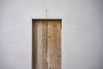 Tür in einem Rohbau