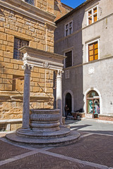 Fototapeta na wymiar Brunnen auf der Piazza Pio II