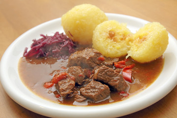 Gulasch mit Knödeln und Rotkohl