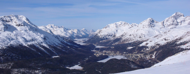 Fototapeta na wymiar the Engadin valley with frozen lakes during winter