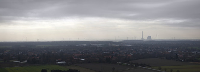 Naklejka na ściany i meble Panorama vom Steinkohlekraftwerk Mehrum, umgeben von Windparks.