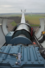Windanlage geöffnet, mit Blick auf den Generator.Rotorblatt von der Maschinengondel aus gesehen.