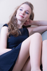 Obraz premium Frau auf der Couch 