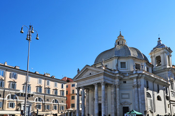 Fototapeta na wymiar Roma, la chiesa di Santa Maria in Montesanto di piazza del Popolo