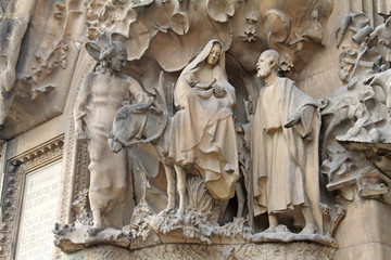 fuga in Egitto; facciata della natività, chiesa della Sagrada Familia, Barcellona
