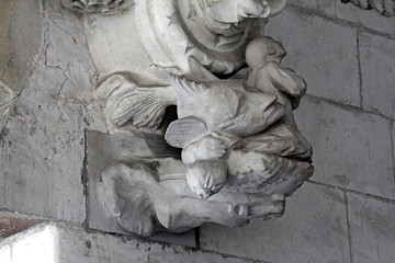 Naklejka premium il demonio in forma di uomo-pesce corrompe con denaro una fanciulla; chiesa Sagrada Familia, Barcellona