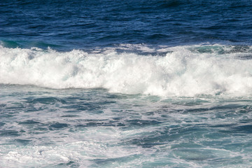 Brandung und Welle mit Gischt