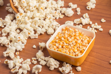 Fototapeta na wymiar Popcorn into a bowl