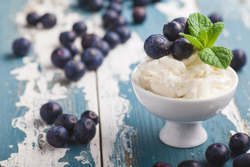Gelato Fior di latte al mirtillo su sfondo legno Shabby Chic