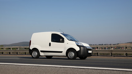 Minivan vom Kundenservice unterwegs während einer Dienstfahrt auf deutscher Straße