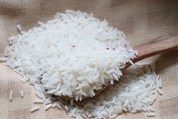 Rice grains raw foods in the spoon wood, non cook