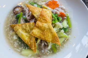 Fried noodle with pork and broccoli
