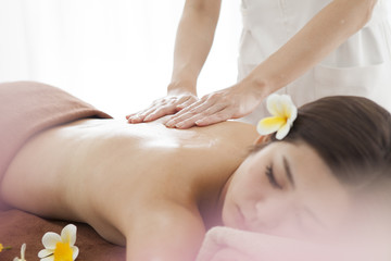 Obraz na płótnie Canvas Asian women are receiving massage