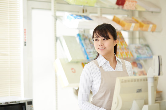 店で働くスタッフ