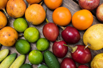 Variedad de Frutas exóticas del trópico sobre fondo de madera natural - toma de estudio desde...