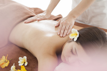 Obraz na płótnie Canvas Asian women are receiving back massage