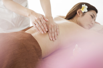 Obraz na płótnie Canvas A young lady is receiving a back massage