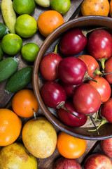 Variedad de Frutas exóticas del trópico sobre fondo de madera natural - toma de estudio desde arriba - luz natural